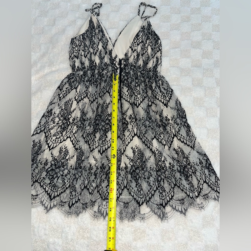 Alice + Olivia Women’s Lace Mesh Lined V-Neck Cocktail Dress • Size 4 - Picture 9 of 15